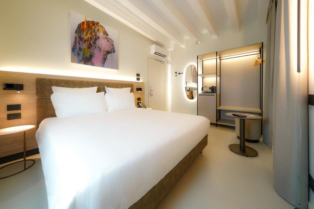 แบร์กาโม อินน์ 21 ภายนอก รูปภาพ A room at the hotel