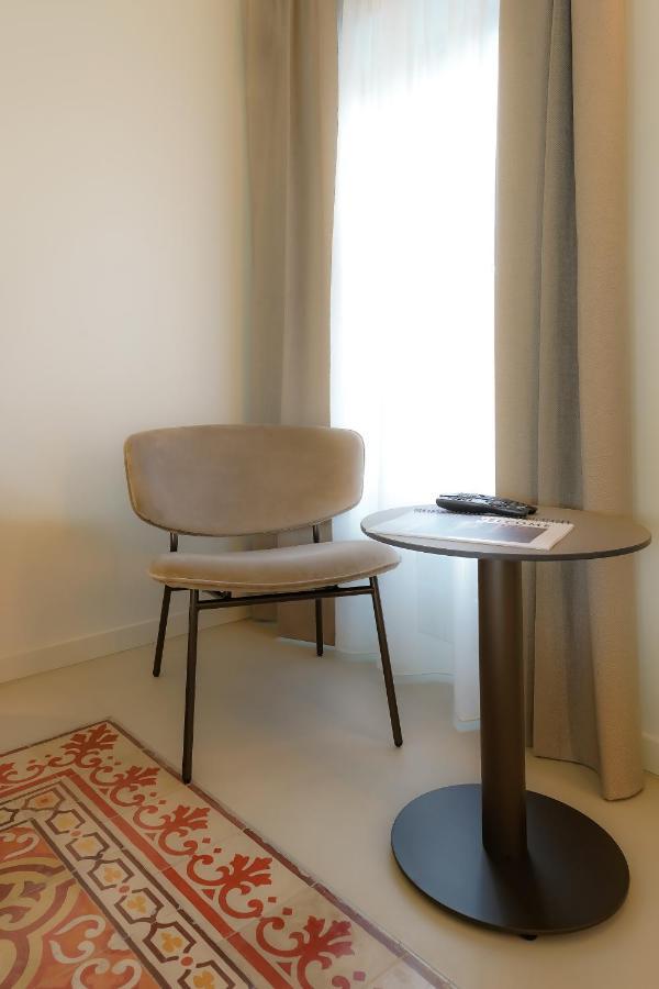 แบร์กาโม อินน์ 21 ภายนอก รูปภาพ A chair