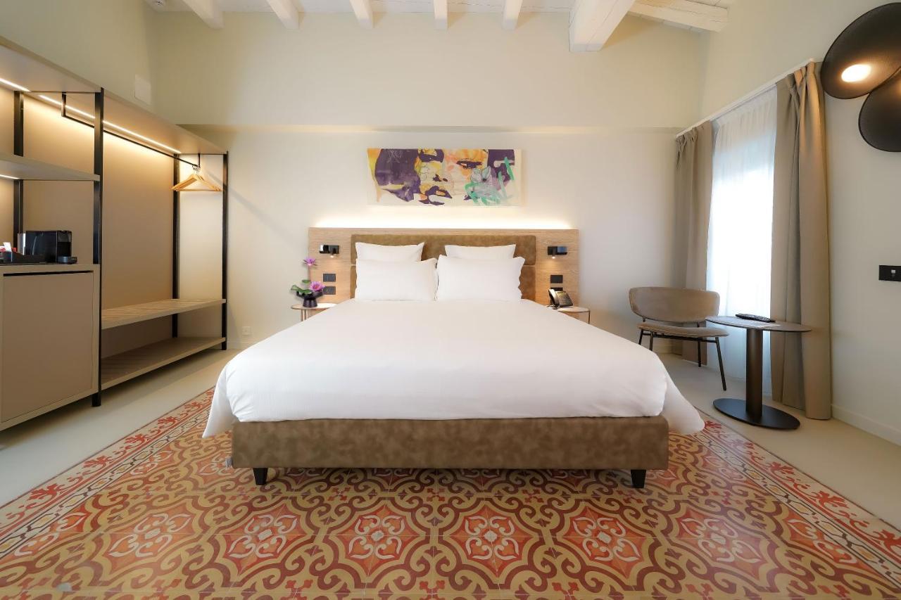 แบร์กาโม อินน์ 21 ภายนอก รูปภาพ A bedroom at the hotel